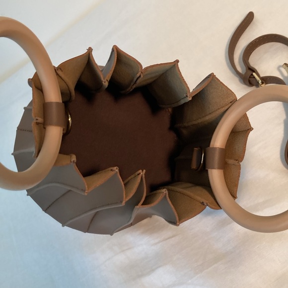 Pleated Vegan slingbag wooden round handles crossbody brown NWOT - Picture 4 of 12